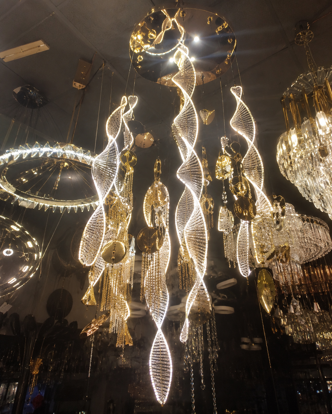 twisted acrylic glass chandelier - Image 4